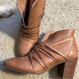 Bernardo Felicity booties, size 8